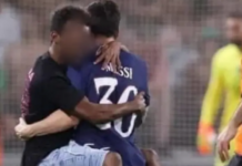 La police porte plainte contre un Israélien qui a serré Messi dans ses bras lors du match PSG contre Maccabi Haïfa