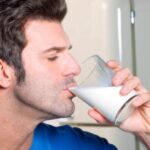 Boire un verre de lait par jour pourrait réduire nettement le risque de cancer colorectal, selon une vaste étude britannique