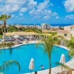 Kapparis, Paphos, Larnaca : comment Chypre est devenue la nouvelle capitale du “cacher en Europe”, à 40 minutes de Tel-Aviv