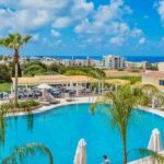 À l’étranger, casher – et proche : l’île devenue une empire de cacherout