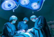 Révolution médicale en Israël : un implant en carbone change la vie d’un patient atteint de cancer et ouvre une ère nouvelle dans la chirurgie de la colonne vertébrale