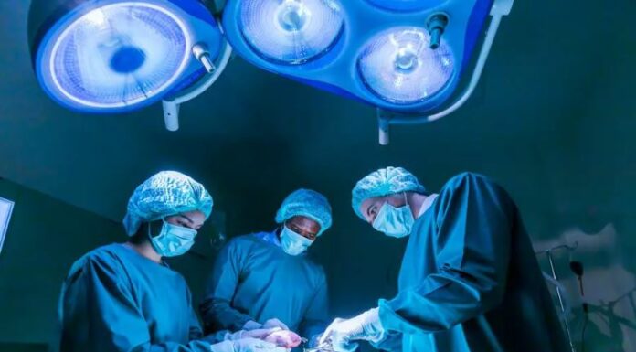 Révolution médicale en Israël : un implant en carbone change la vie d’un patient atteint de cancer et ouvre une ère nouvelle dans la chirurgie de la colonne vertébrale