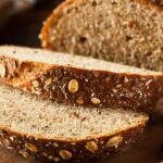 Malgré sa réputation « artisane », le pain au levain n’est pas le plus sain : les experts recommandent plutôt le pain complet