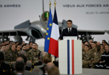 « Rocky » à l’Élysée : Emmanuel Macron apparaît avec un œil tuméfié et se compare à Sylvester Stallone