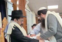 Regardez : la circoncision du fils de la rescapée met un terme heureux à une affaire bouleversante