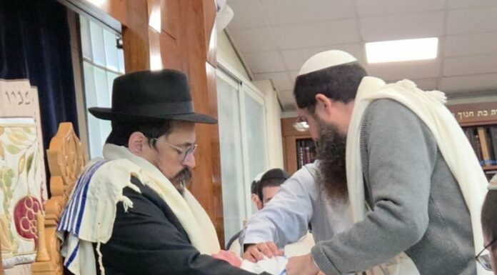 Regardez : la circoncision du fils de la rescapée met un terme heureux à une affaire bouleversante