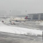 Chaos aérien dans le nord-est des États-Unis : les compagnies annulent des vols vers et depuis Israël à cause d’une tempête majeure