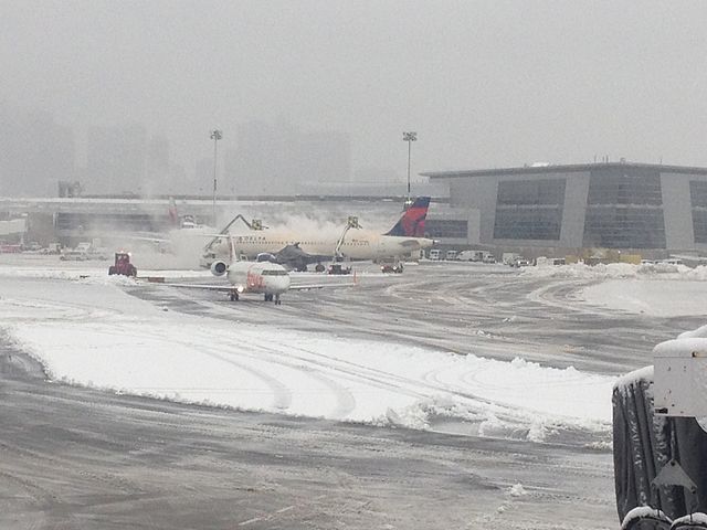 Importante_chute_de_neige_à_l'aéroport_de_Boston_-_février_2014_-_7