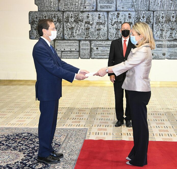 Isaac_Herzog_receiving_letter_of_credence_of_the_new_ambassadors_to_Israel,_September_2021_(GPODBG_1446)