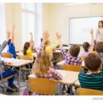 Les écoles resteront fermées : le ministre de l’Éducation sous pression, l’enseignement à distance prolongé