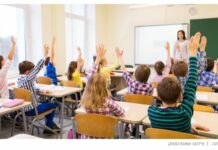 Les écoles resteront fermées : le ministre de l’Éducation sous pression, l’enseignement à distance prolongé