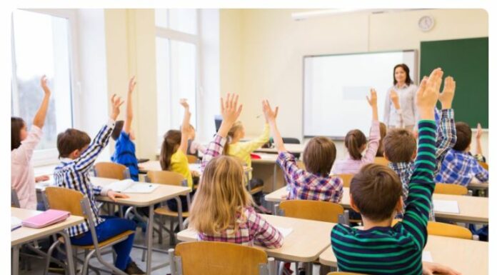 Les écoles resteront fermées : le ministre de l’Éducation sous pression, l’enseignement à distance prolongé