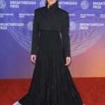 Avec une jupe à volants : la tenue sobre de Gal Gadot qui nous a laissés sans voix