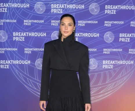 Avec une jupe à volants : la tenue sobre de Gal Gadot qui nous a laissés sans voix