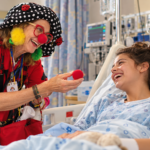 Cara Nachshon, clown thérapeutique : la grand-mère britannique qui guérit par le rire à Jérusalem