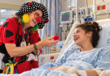 Cara Nachshon, clown thérapeutique : la grand-mère britannique qui guérit par le rire à Jérusalem