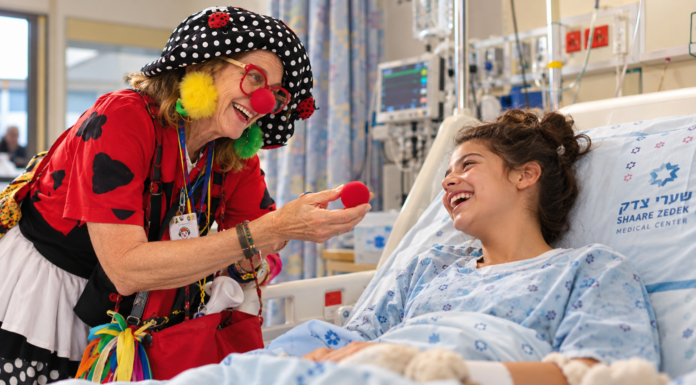 Cara Nachshon, clown thérapeutique : la grand-mère britannique qui guérit par le rire à Jérusalem